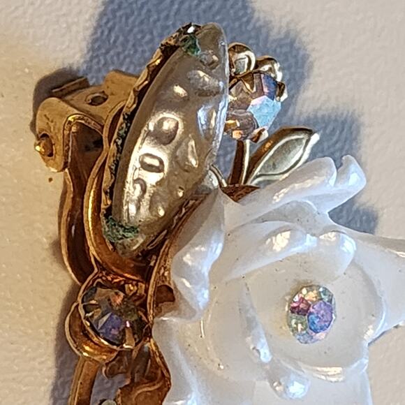 Vintage Beau Jewels Flower Earrings Clip-ons with White Flowers and Gold Leaves - Picture 8 of 8